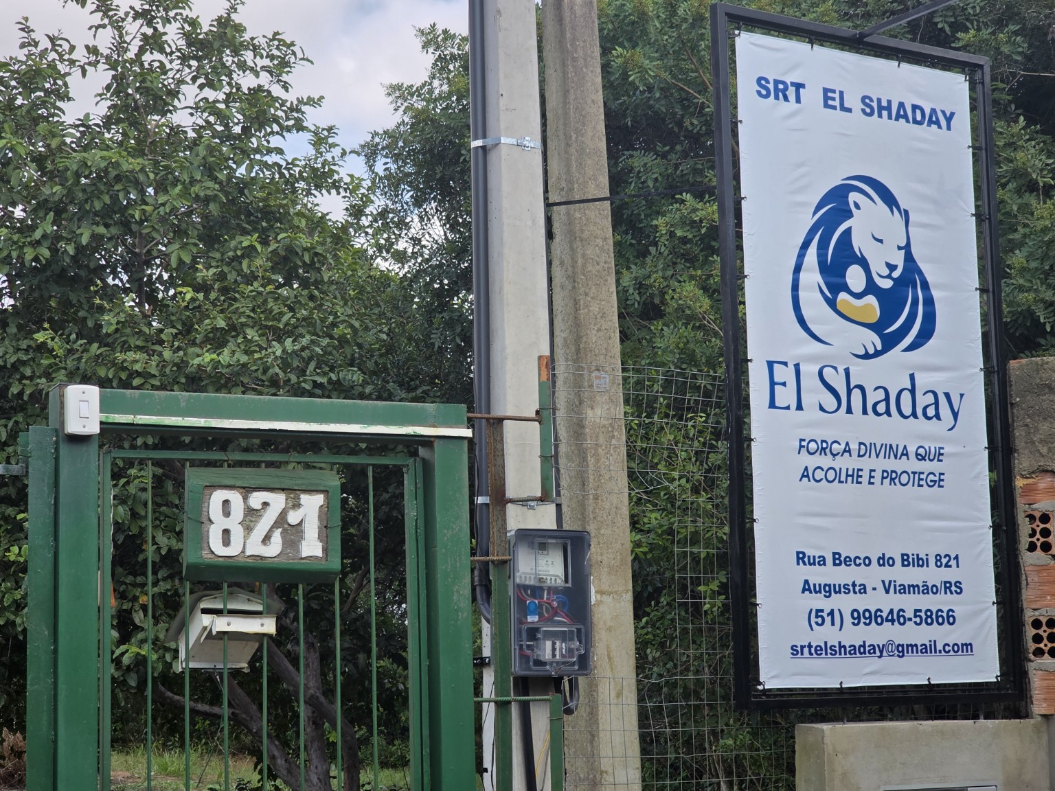 Placa institucional do SRT El Shaday junto ao número 821